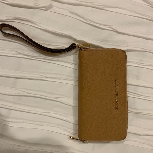 Michael Kors wristlet wallet in camel color - Picture 2 of 4